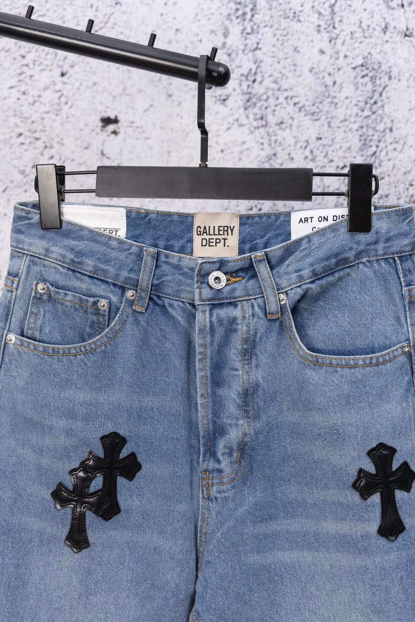 💰270 GALLERY DEPT. Vintage multi-leather splicing cross loose washed flared jeans to truly restore the ultimate texture of Vintage. Original hardware accessories, washed and other elevators, QR code analysis are all purchased from the original factory, high degree of restoration, you are welcome to compare the products~ Three-dimensional version Loose and comfortable, not picky about the figure, taller and slimmer, factory Seiko, original factory quality control, same style for men and women, can be matched with couples, versatile recommendation, must-have jeans for all seasons Size: 28-30-32-34 Color: blue gray